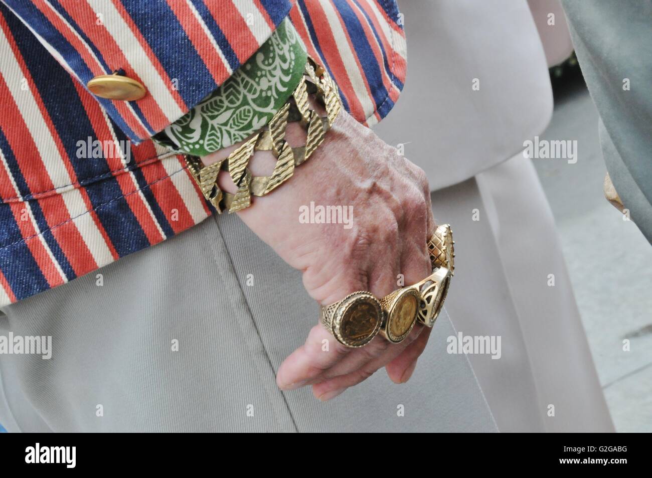 Un eccentrico uomo mostra fuori i suoi anelli d'oro al St George's day festival a Londra in Trafalgar Square. Foto Stock