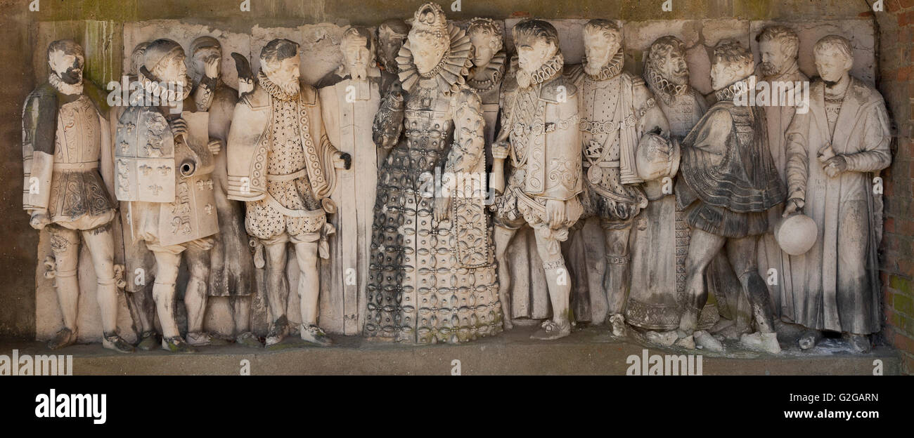 Hatfield House Garden scultura fregio del Queen Elizabeth 1° con la sua corte, calce a piedi il Palazzo Vecchio Foto Stock