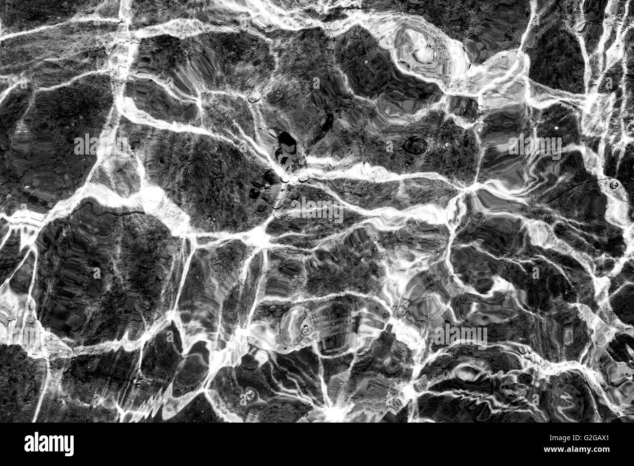 Increspature dell'acqua in un stagno e riflessi di luce Foto Stock
