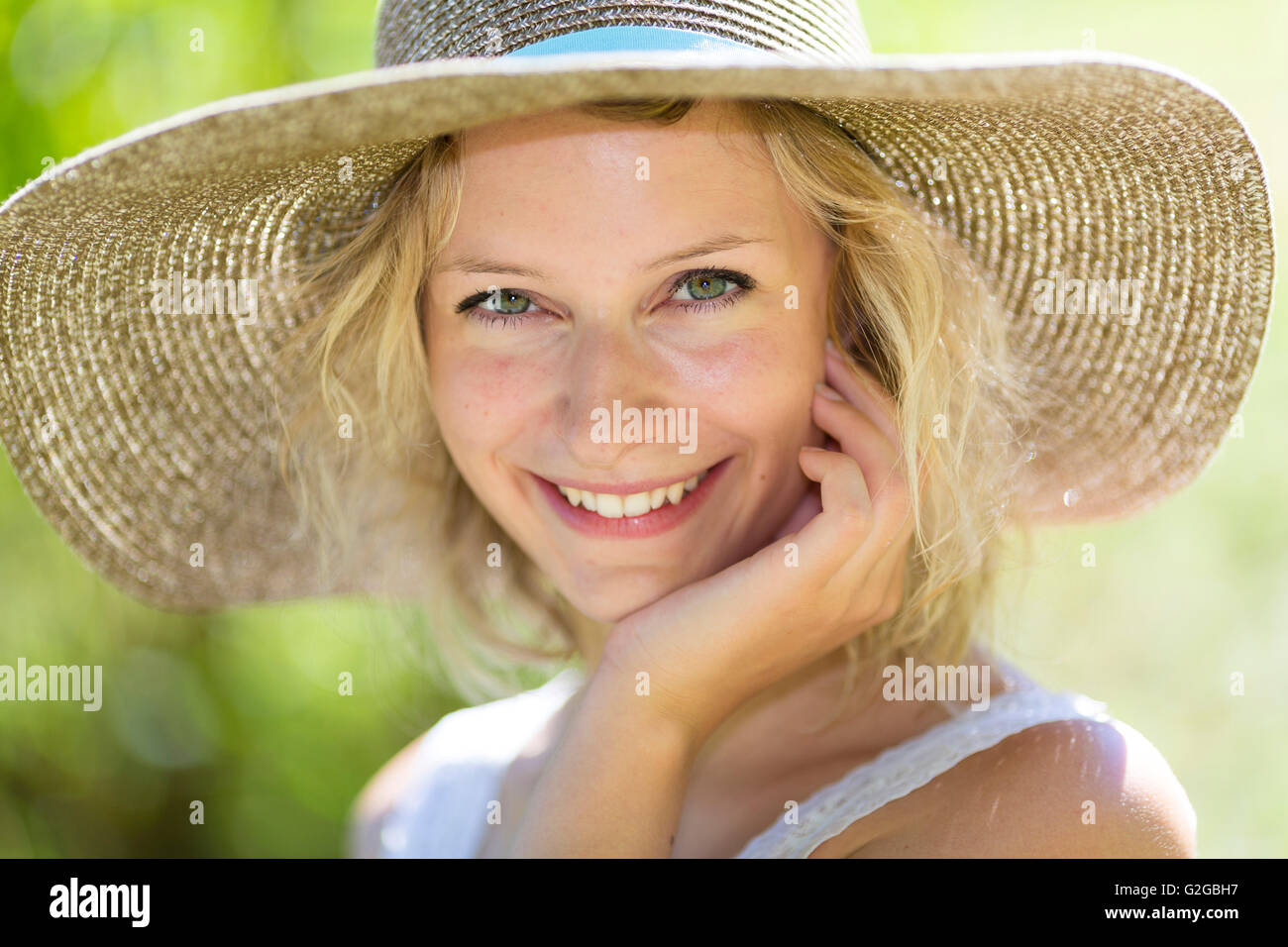 Sorridente giovane donna con cappello estivo, Waidhofen an der Ybbs, Austria Inferiore, Austria Foto Stock