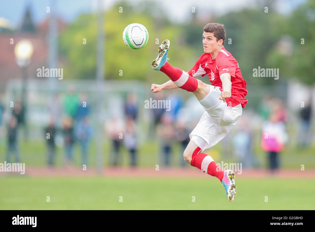 Marcel Sabitzer, n. 10 Austria, calci la sfera durante l'U19 gioco su Giugno 10, 2013 in Stadion Traiskirchen, Traiskirchen Foto Stock