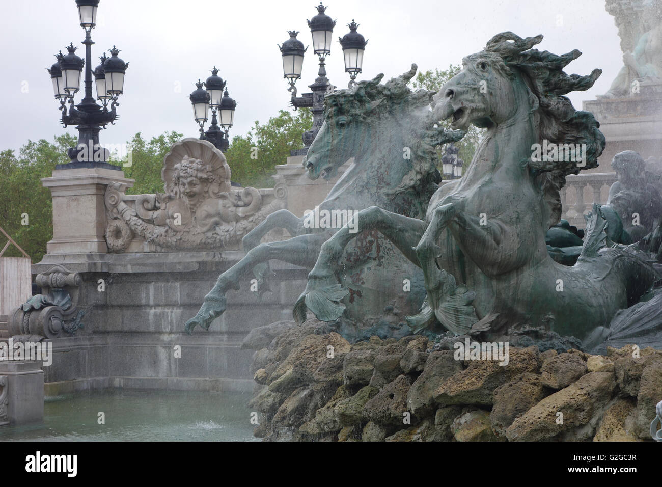 Bordeaux S W Francia Crazy horse, hippocamps con code di pesce, fontana di acqua proveniente dalle narici tardo XIX secolo Foto Stock