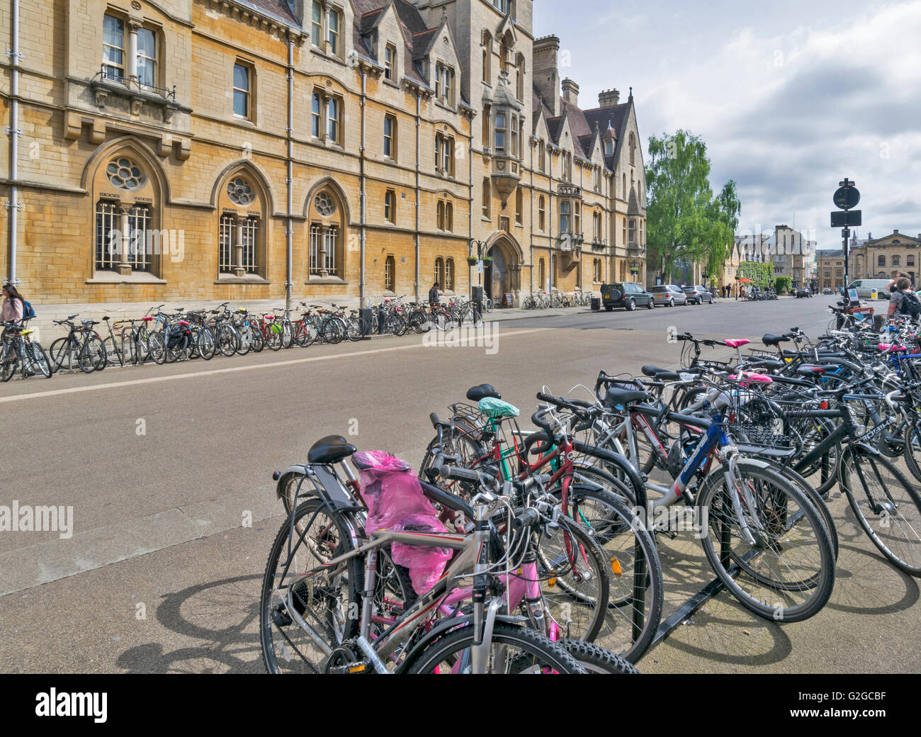 BALLIOL COLLEGE IN BROAD STREET OXFORD con le biciclette parcheggiate Foto Stock