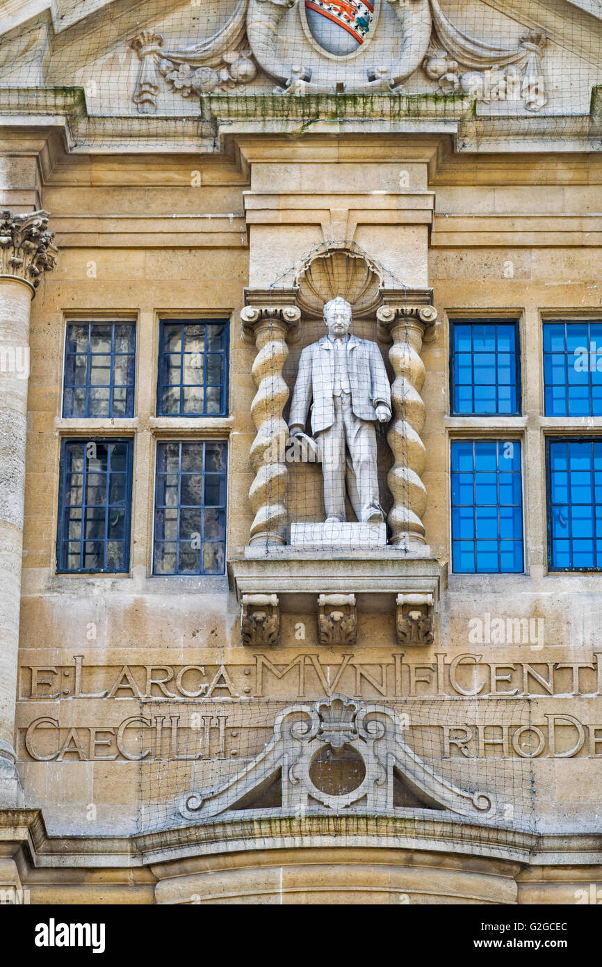 CECIL RHODES la statua sulla parte anteriore del ORIEL College Oxford visto dalla strada alta. Foto Stock