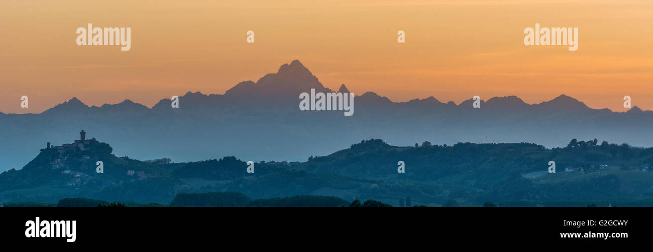Santa Vittoria e Monte Viso visto da Alba, Piemonte, Italia Foto Stock