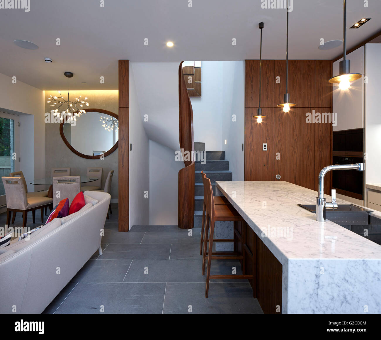 Vista dalla cucina verso la scala. Residenza privata London, Londra, Regno Unito. Architetto: Burwell Deakins architetti, 2015. Foto Stock