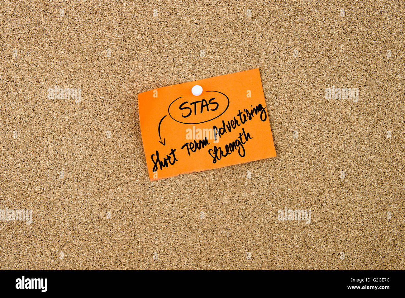 Acronimo di Business STAS come a breve termine la forza di pubblicità scritta sulla carta arancione nota appuntata sulla bacheca di sughero con il bianco thumbtacks, copia dello spazio disponibile Foto Stock