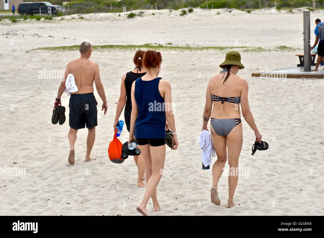 Una famiglia di lasciare dopo una divertente giornata in spiaggia Foto Stock