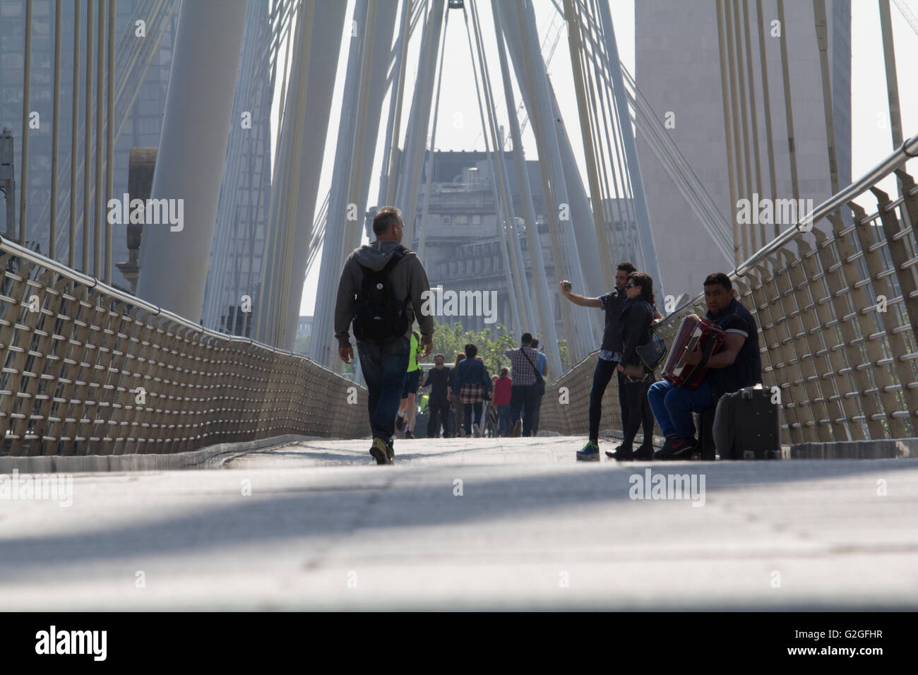 Il Golden Jubilee Bridge, London, Regno Unito con busker Foto Stock