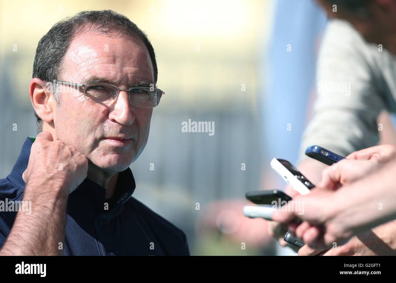 Repubblica di Irlanda manager Martin O'Neill parla ai media dopo una sessione di formazione a Turner il Cross, Cork. Foto Stock