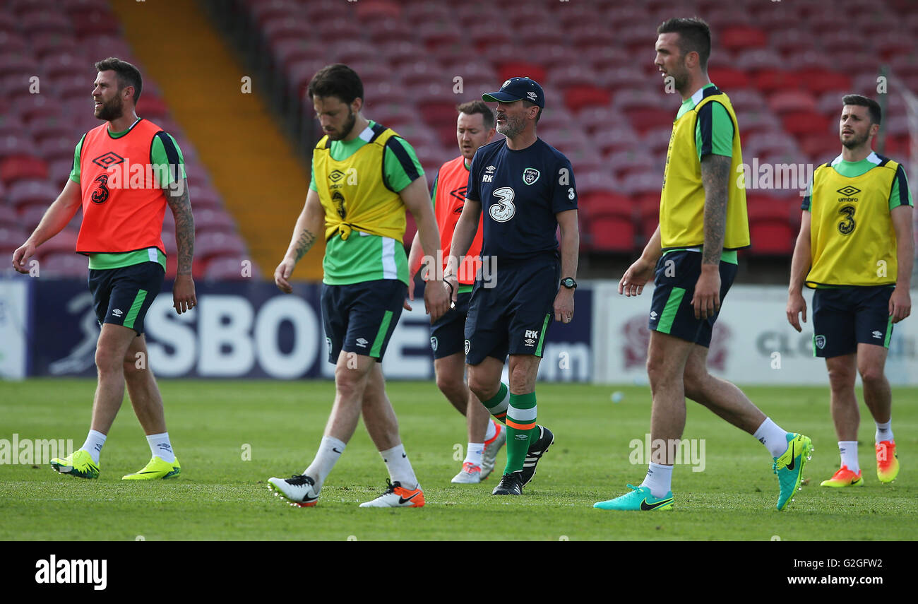 Repubblica di Irlanda assistant coach Roy Keane (centro) durante una sessione di formazione a Turner il Cross, Cork. Foto Stock