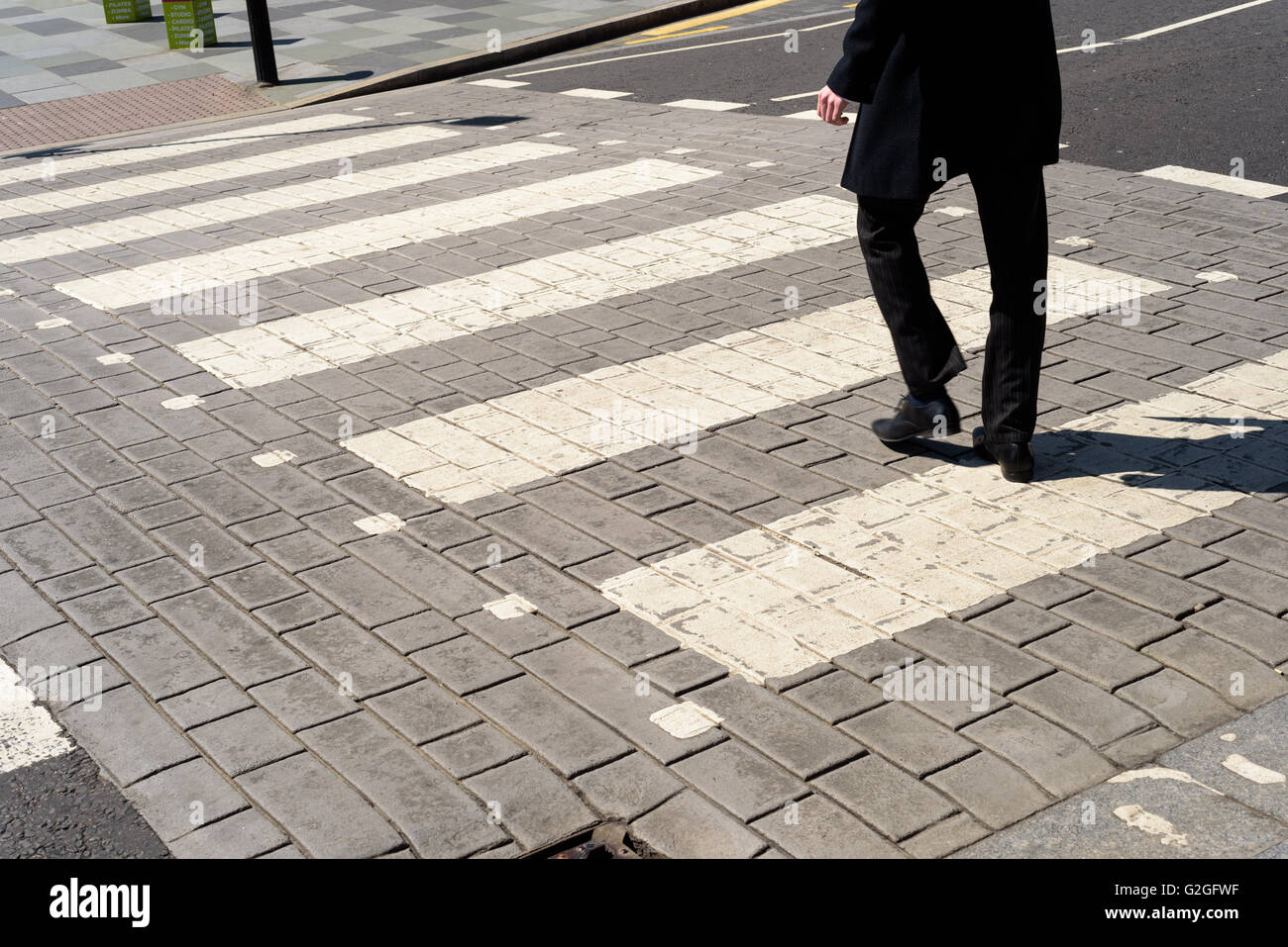 Persone che utilizzano un attraversamento pedonale a Chelmsford Essex, Inghilterra solo con gambe e piedi visibile no facce. Foto Stock