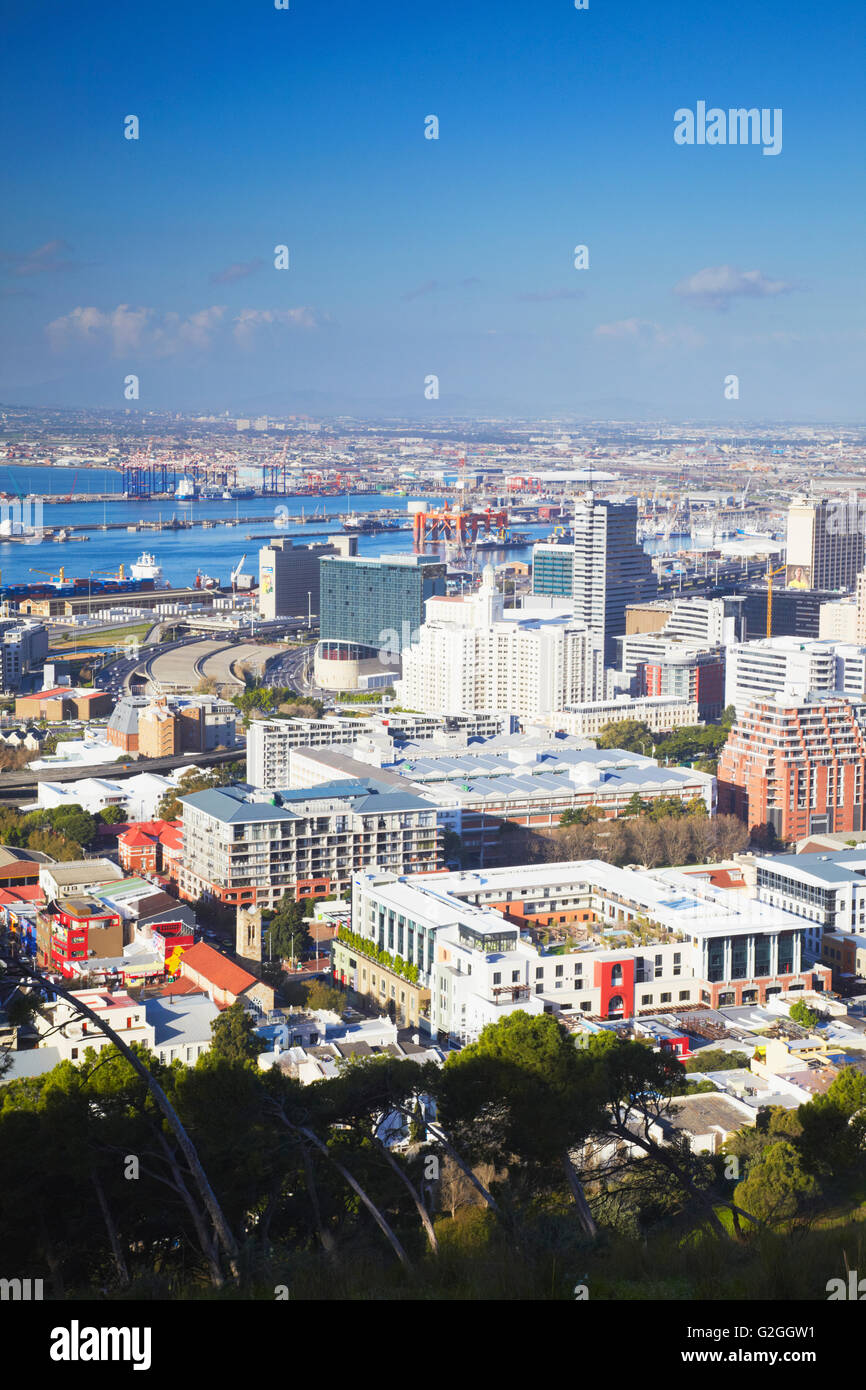 Vista della città ciotola con Table Bay in background, Cape Town, Western Cape, Sud Africa Foto Stock