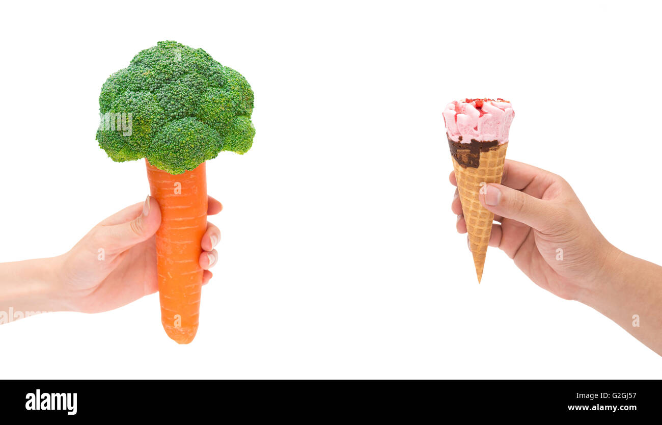 Femmina carota tenuta con cavolfiore e maschio tenendo cono gelato su bianco con percorso di clipping, mangiare sano concetto Foto Stock