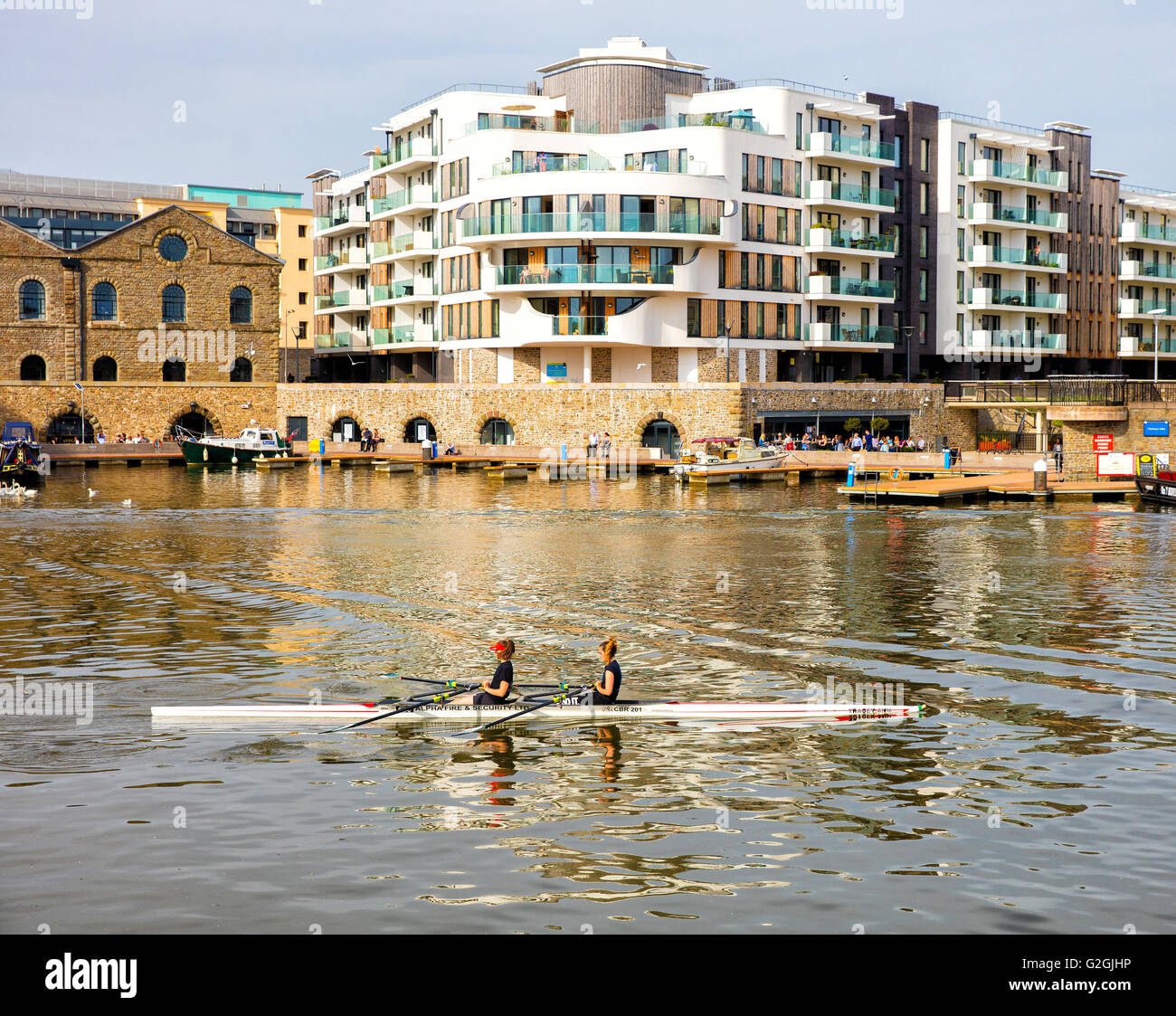 Double scull vogatori su Bristol Floating Harbour nei pressi della SS Gran Bretagna Foto Stock
