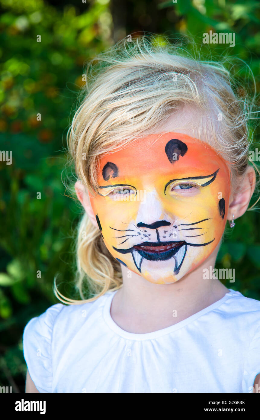 Ragazza con la pittura del viso di tigre immagini e fotografie stock ad  alta risoluzione - Alamy