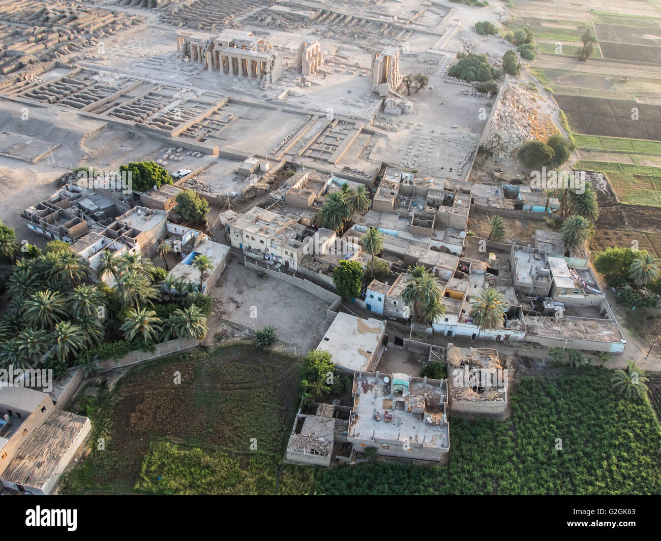 Una veduta aerea di case e il Ramesseum tempio sulla riva occidentale del fiume Nilo a Luxor, Egitto Foto Stock