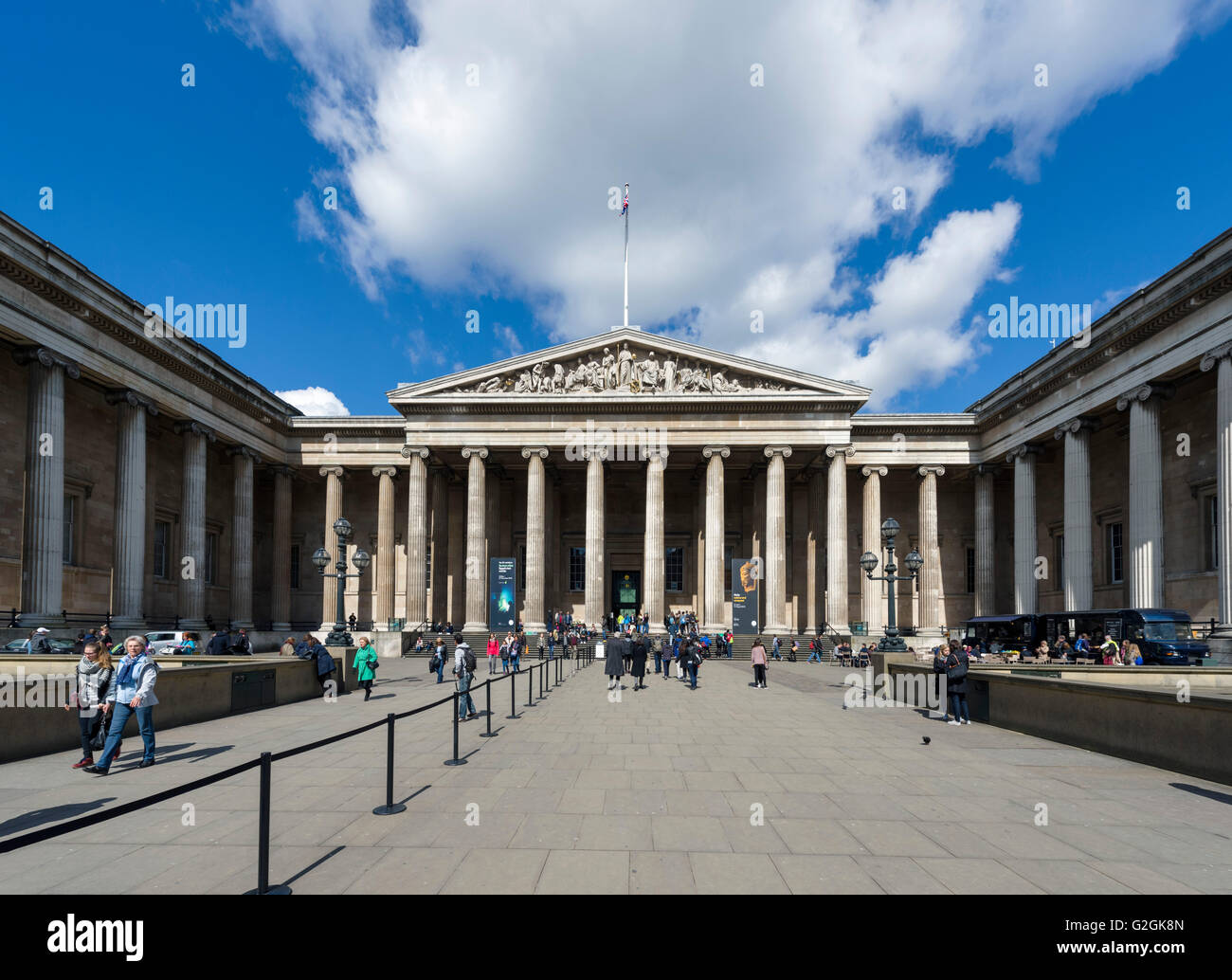 L'ingresso principale al British Museum, Great Russell Street, Bloomsbury, London, England, Regno Unito Foto Stock