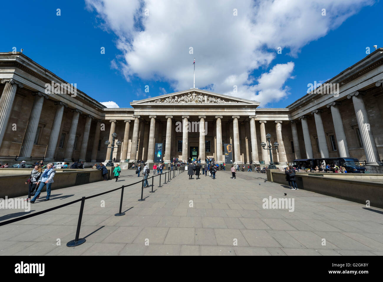 L'ingresso principale al British Museum, Great Russell Street, Bloomsbury, London, England, Regno Unito Foto Stock
