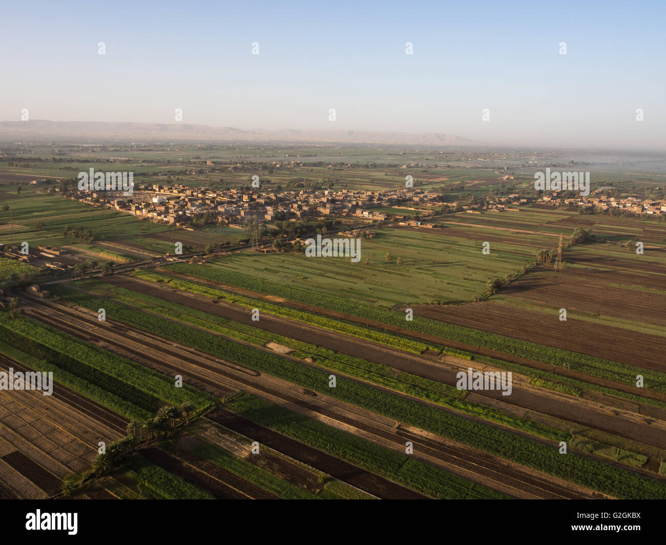 Terreni e case Egiziano sulla riva occidentale del fiume Nilo a Luxor, Egitto Foto Stock