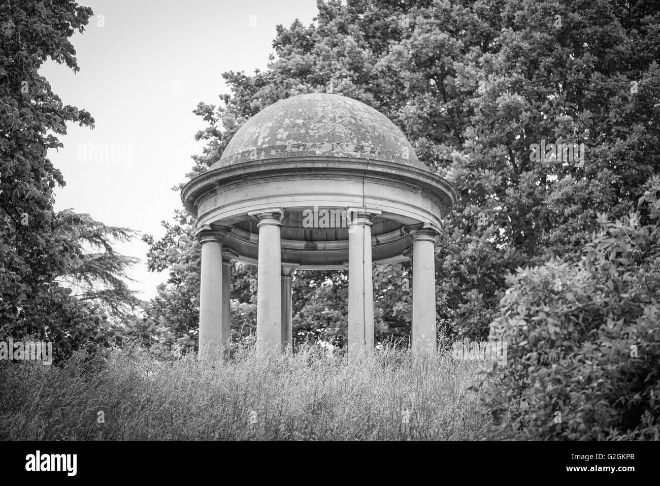 Tempio di Eolo progettato e costruito da Sir William Chambers a Kew Botanical Gardens a Londra, Inghilterra Foto Stock