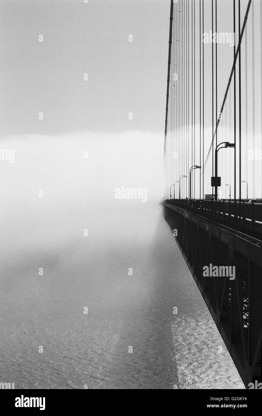 Golden Gate Bridge, vista di lato con avvicinamento Cloud, San Francisco, California, Stati Uniti d'America Foto Stock