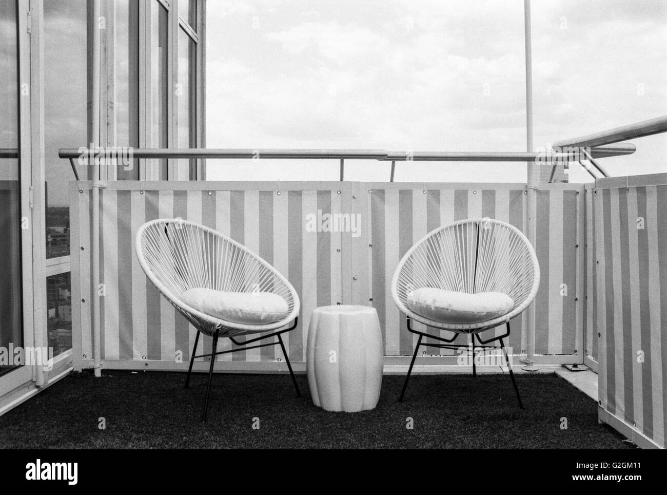 Primo piano di due moderne Sedie a sdraio sul balcone Urbana di New York City, Stati Uniti d'America Foto Stock