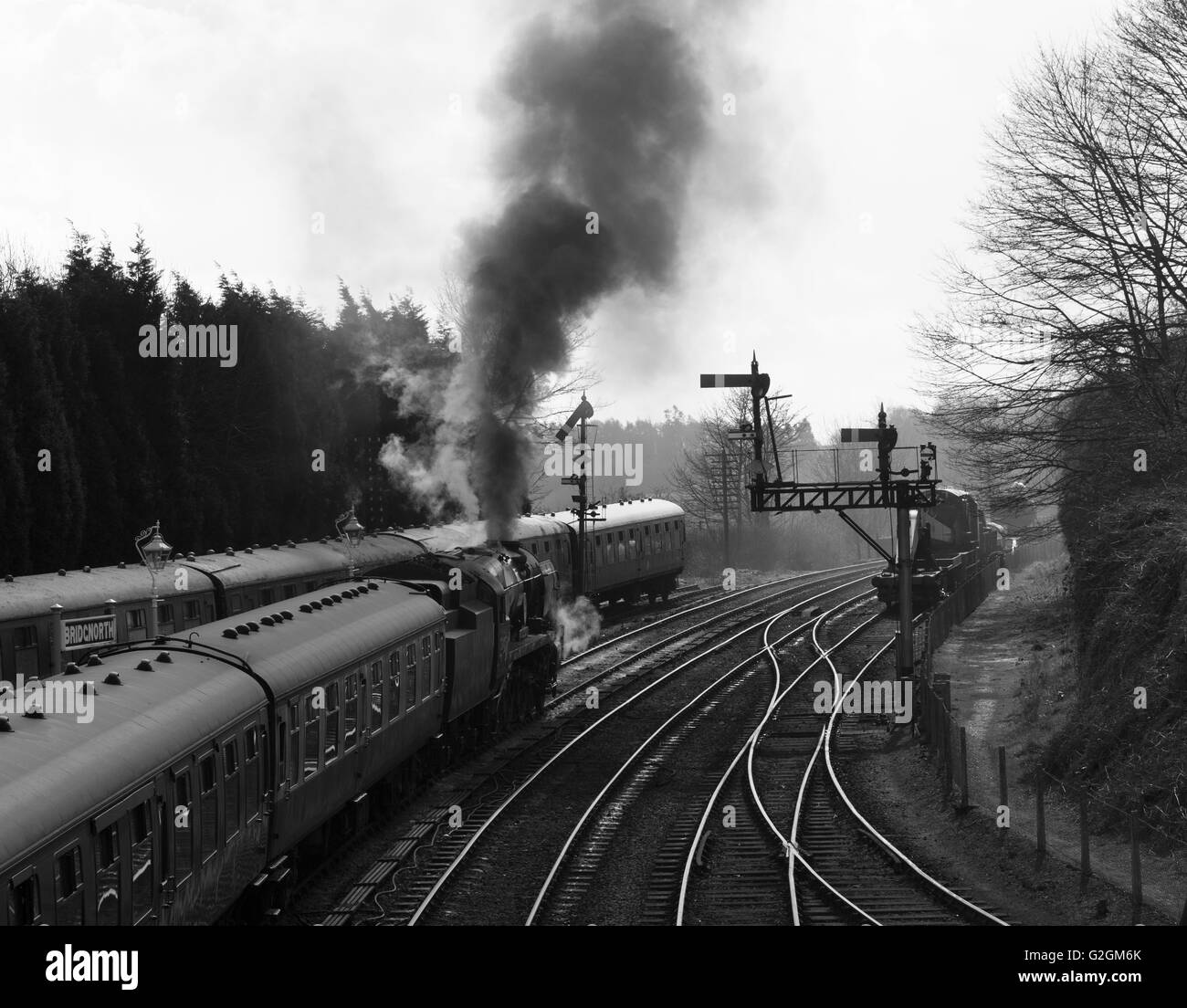 Locomotiva a vapore 34027 'Taw Valley " 4-6-2 Pacific tirando in allontanamento dalla stazione di Bridgnorth, Shropshire, Regno Unito. Foto Stock