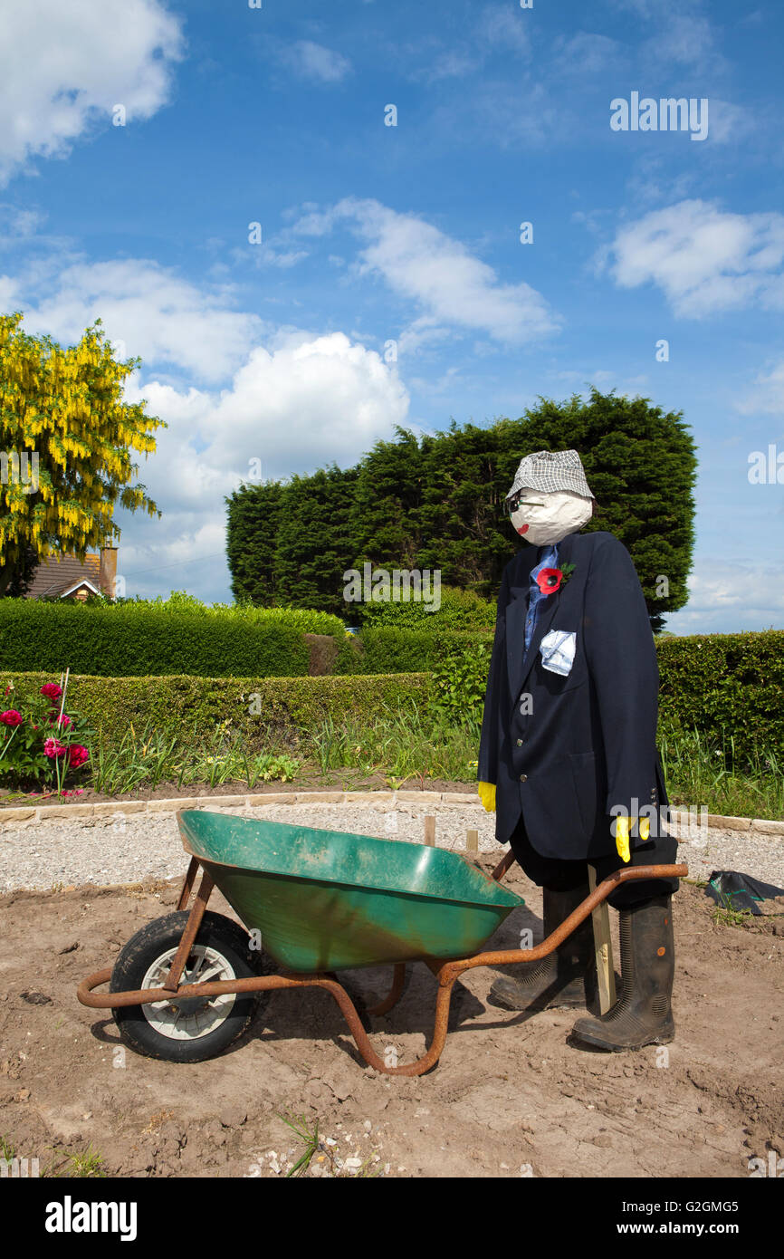 Lo Spaventapasseri azienda carriola sul sito di costruzione in Lancashire, Regno Unito Foto Stock