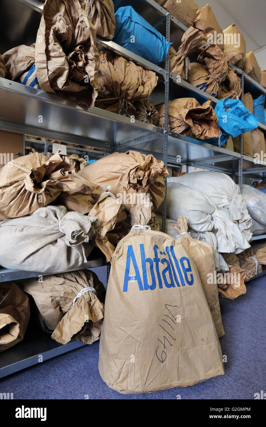 Germania a Leipzig. Sacco riempito con documenti shredded dalla stasi la polizia segreta nell'archivio segreto ex sede della polizia, ora BStU commissario federale per i record dello stato del servizio di sicurezza dell'ex RDT a Leipzig, Germania Foto Stock