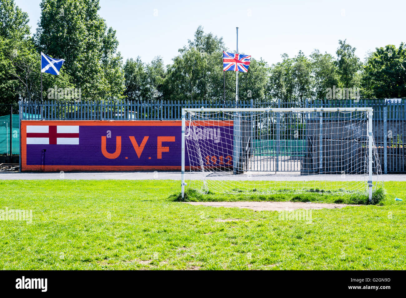 UVF murale accanto al campo di calcio in Sydenham area di East Belfast. Foto Stock