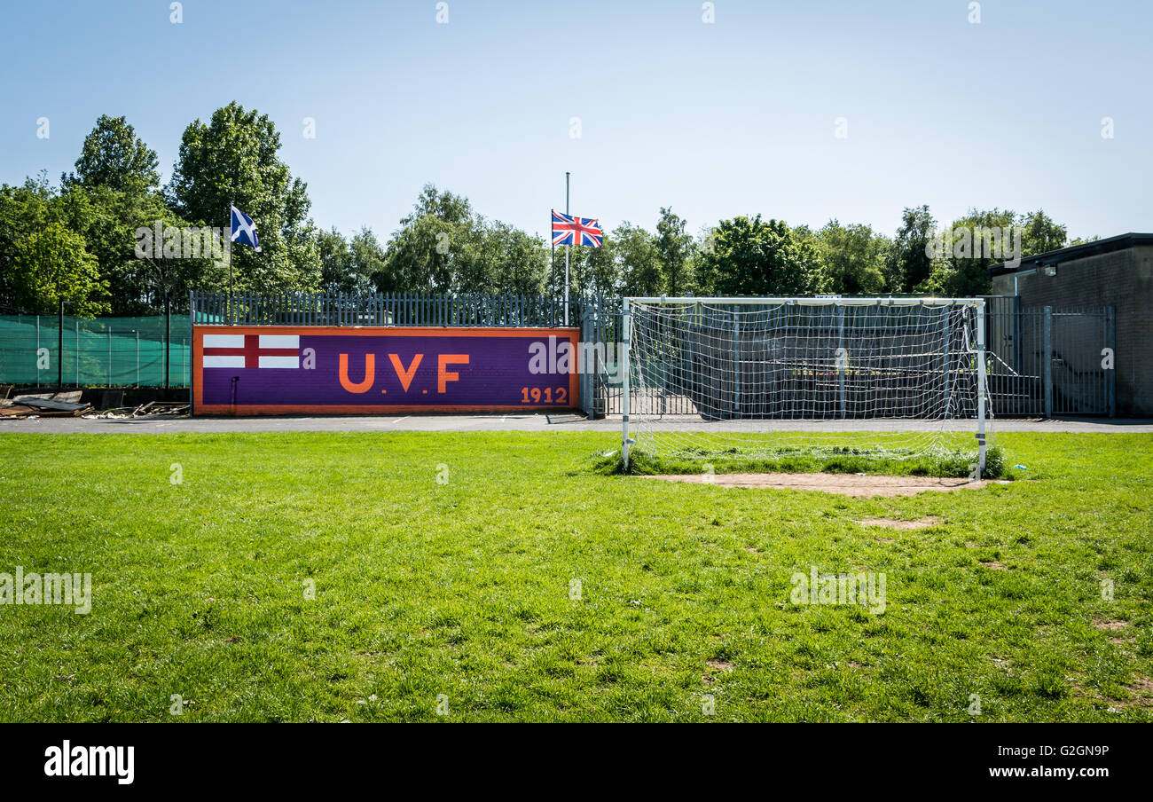 UVF murale accanto al campo di calcio in Sydenham area di East Belfast. Foto Stock