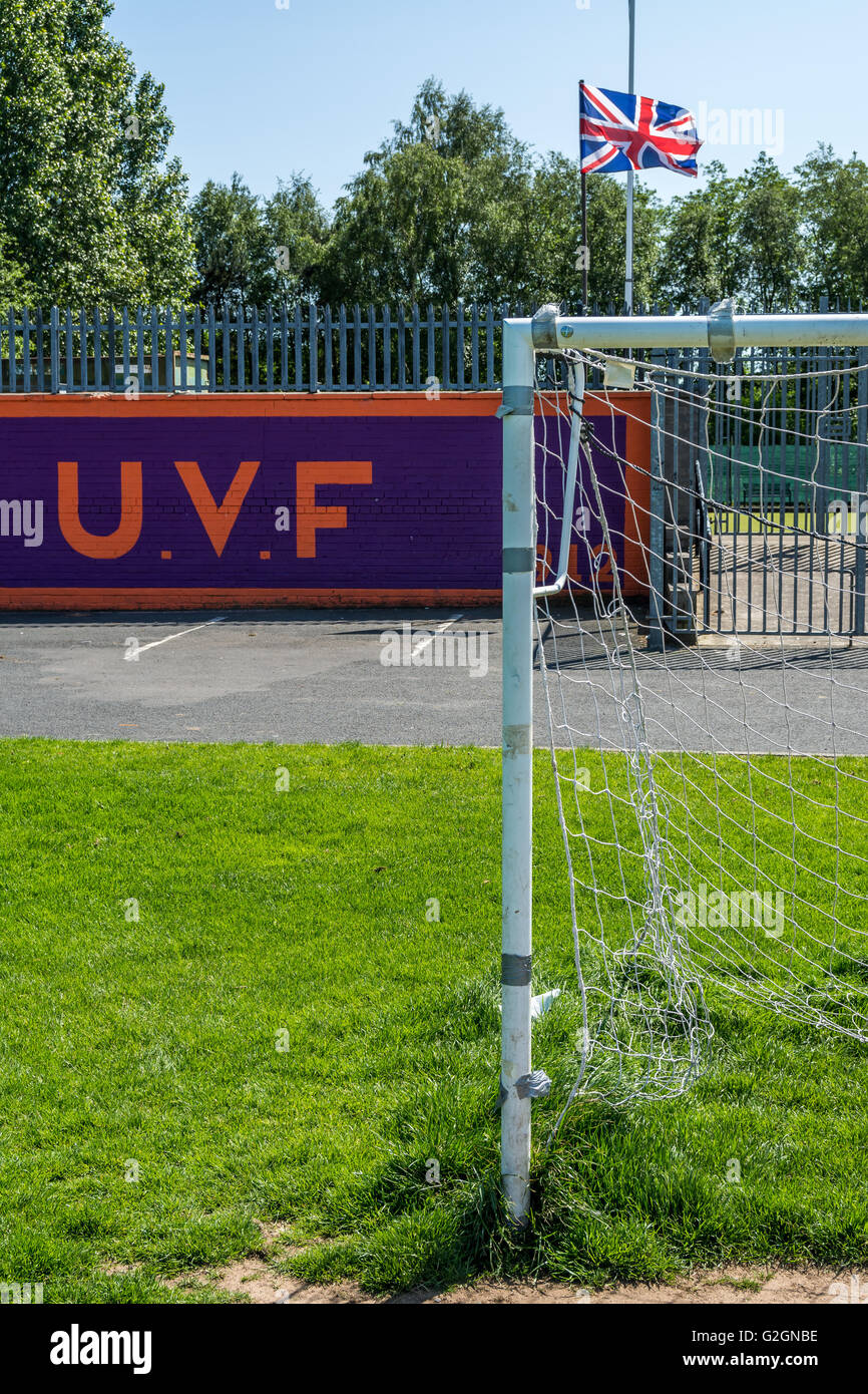 UVF murale accanto al campo di calcio in Sydenham area di East Belfast. Foto Stock