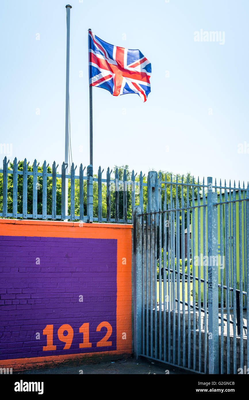 UVF murale accanto al campo di calcio in Sydenham area di East Belfast. Foto Stock