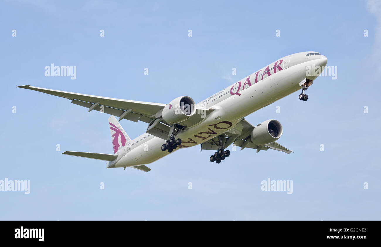 Qatar Airways Boeing 777 A7-BAC in arrivo a terra all'aeroporto londinese di Heathrow LHR Foto Stock