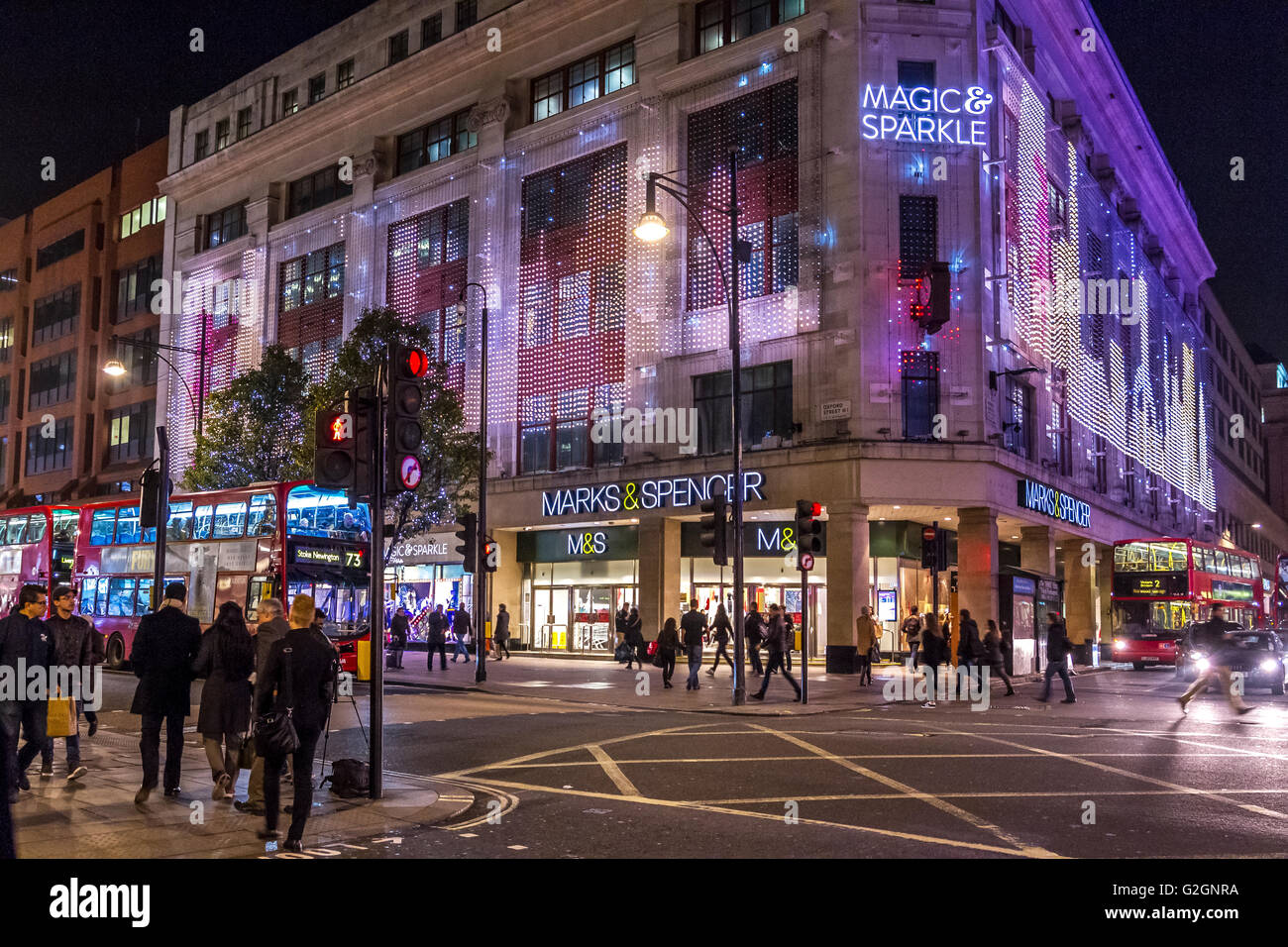 Una folla di acquirenti di Natale fuori dal negozio principale di Marks & Spencer nel West End di Londra a Natale su un'affollata Oxford St, Londra Foto Stock