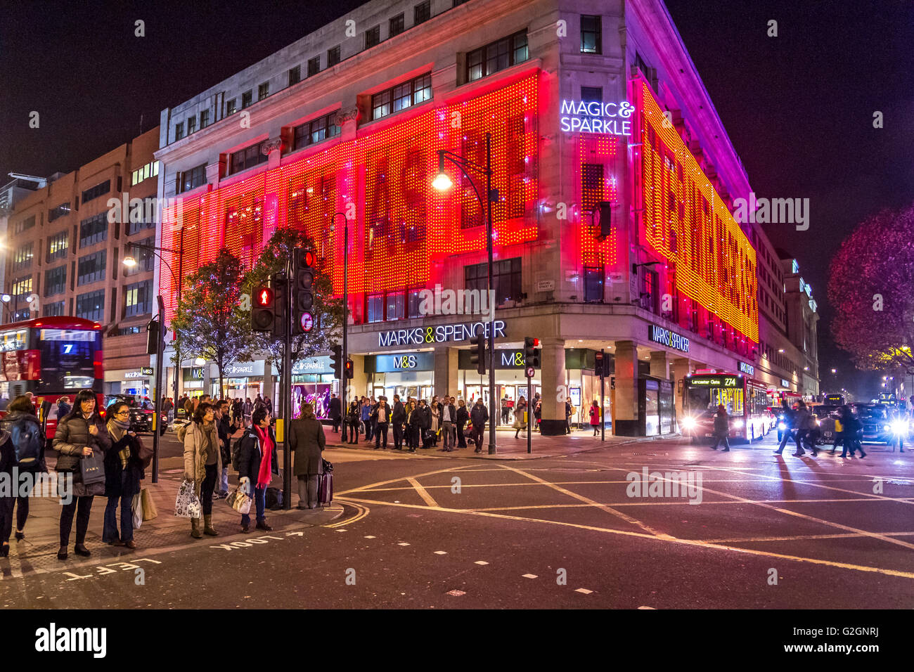 Una folla di acquirenti di Natale fuori dal negozio principale di Marks & Spencer nel West End di Londra a Natale su un'affollata Oxford St, Londra Foto Stock
