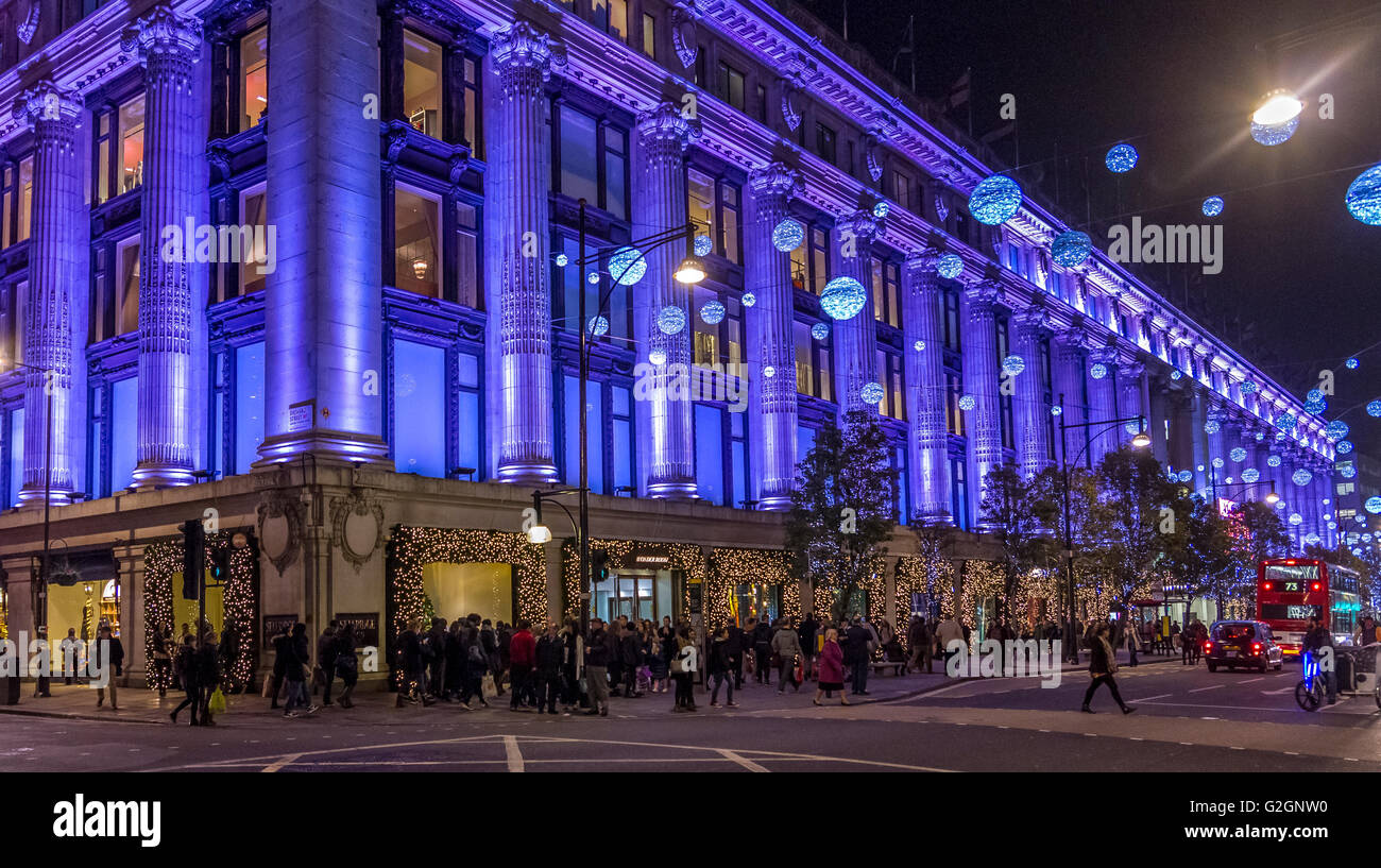 Selfridges grande magazzino sulla Oxford St di Londra occupato con i clienti di Natale al tempo di Natale, Londra, Regno Unito Foto Stock