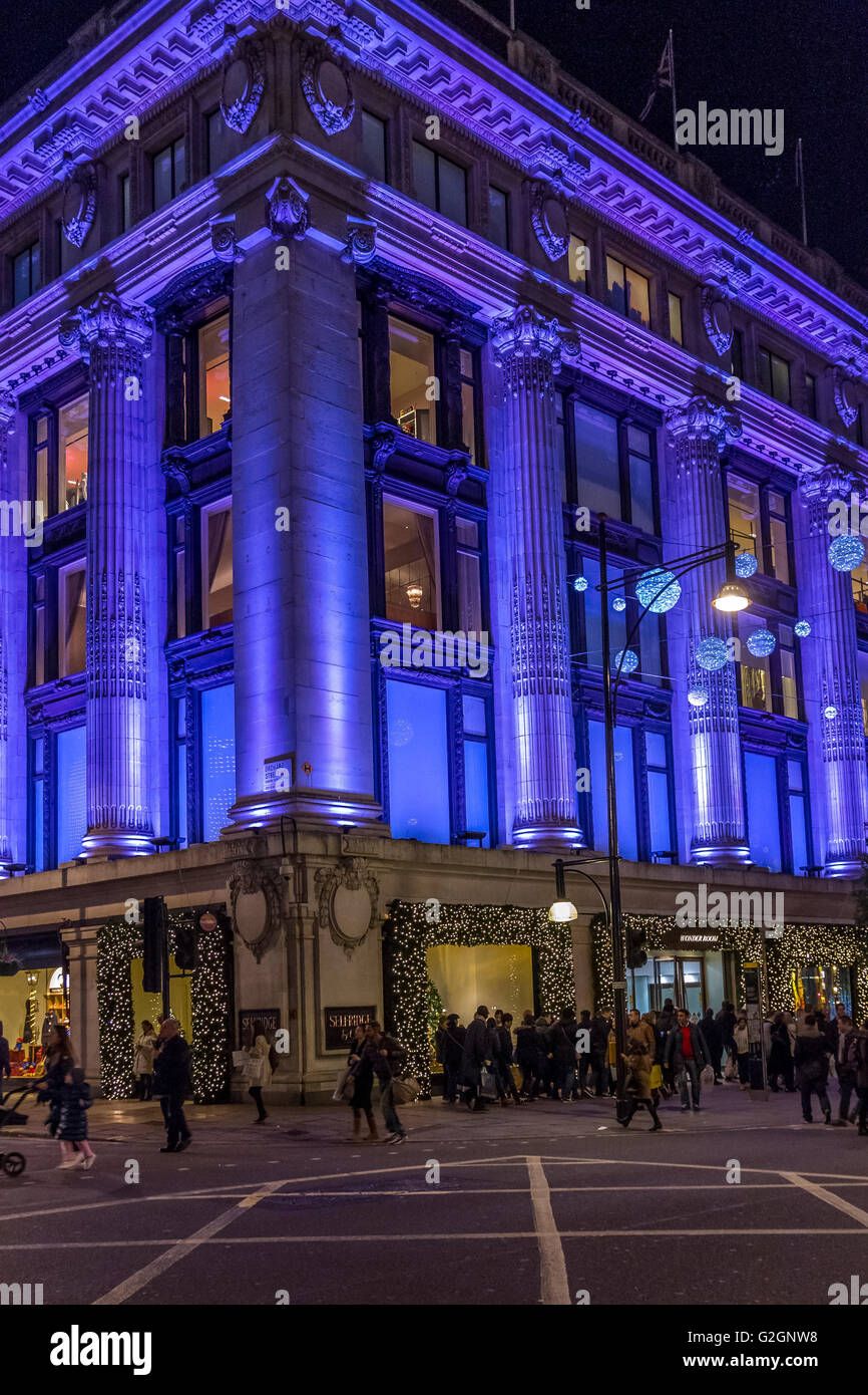 Selfridges grande magazzino sulla Oxford St di Londra occupato con i clienti di Natale al tempo di Natale, Londra, Regno Unito Foto Stock