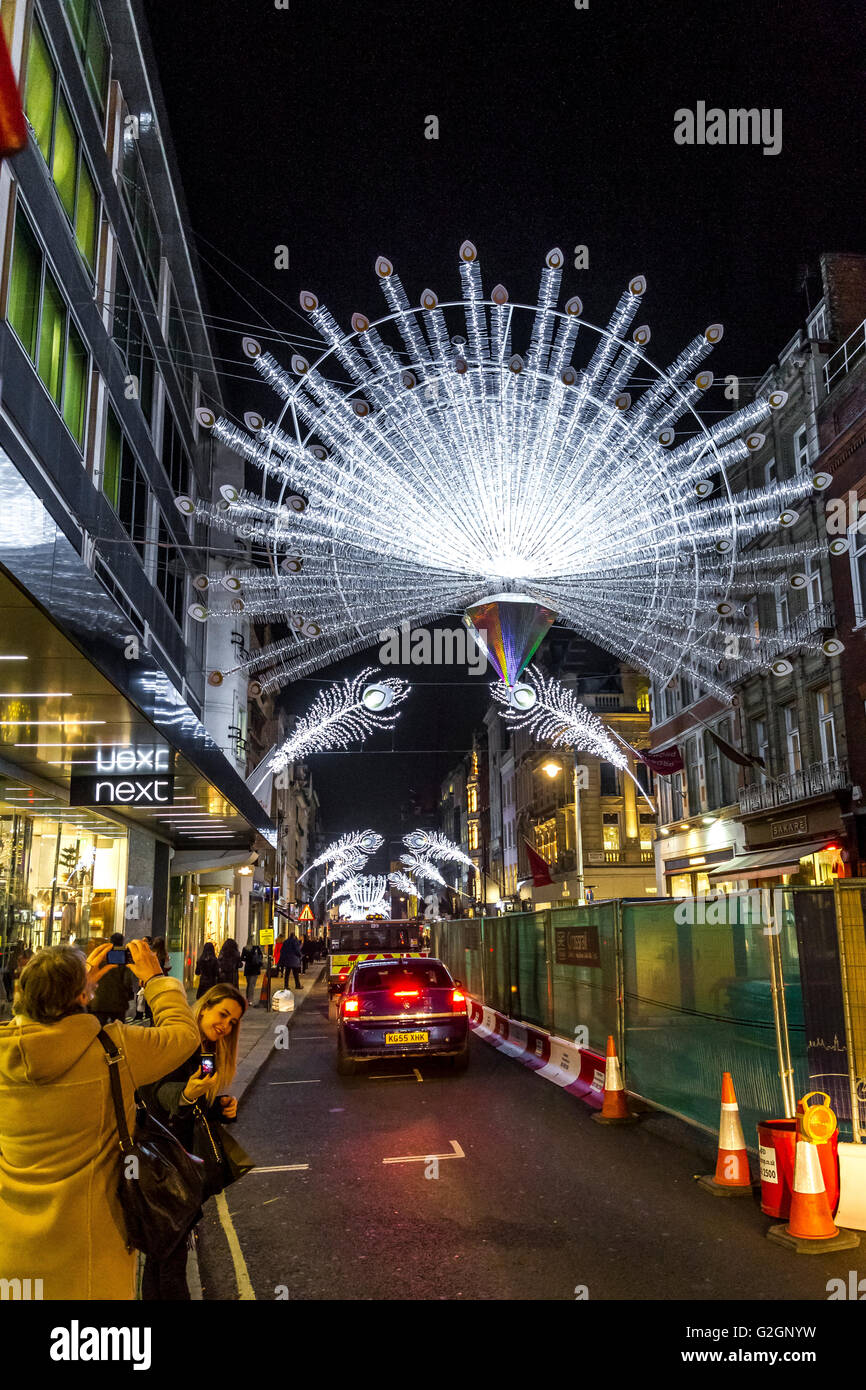Bond St , Londra, vivace con gli acquirenti di Natale con il Bond St le luci di Natale overhead portando la magia del Natale a Londra Foto Stock