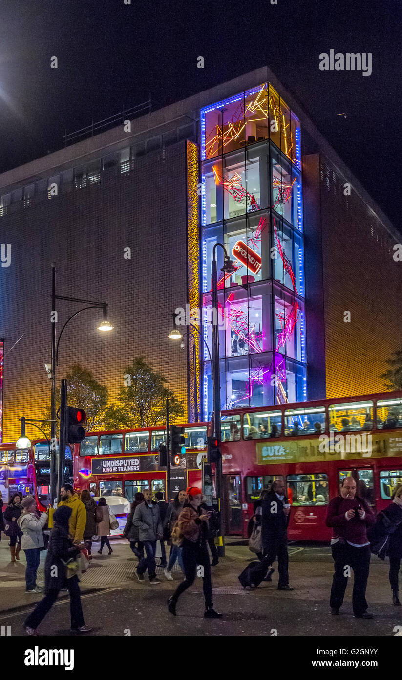 La gente che cammina ha passato il grande magazzino di Debenhams su Oxford St a Natale che è stato decorato con le luci di Natale, Londra, Regno Unito Foto Stock