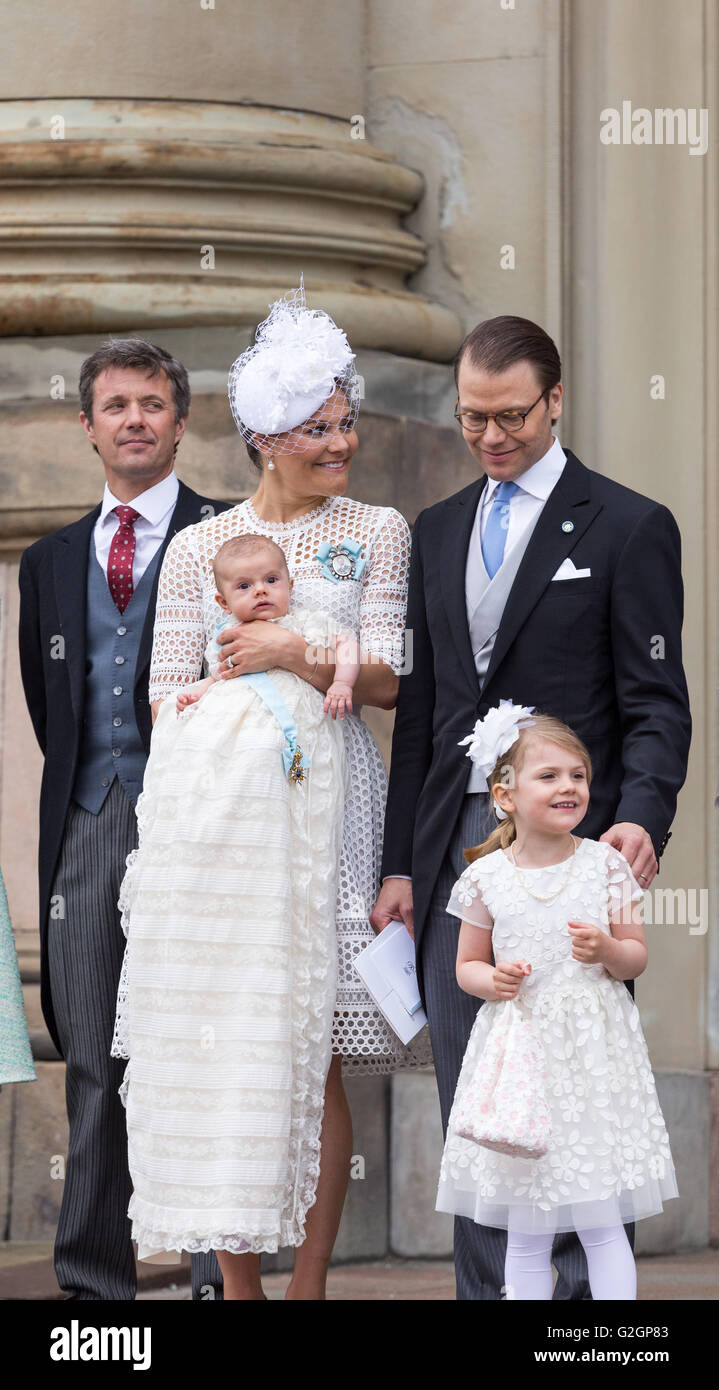 Baby Principe Oscar di Svezia il battesimo - Crown Princess Victoria guarda al suo marito Foto Stock