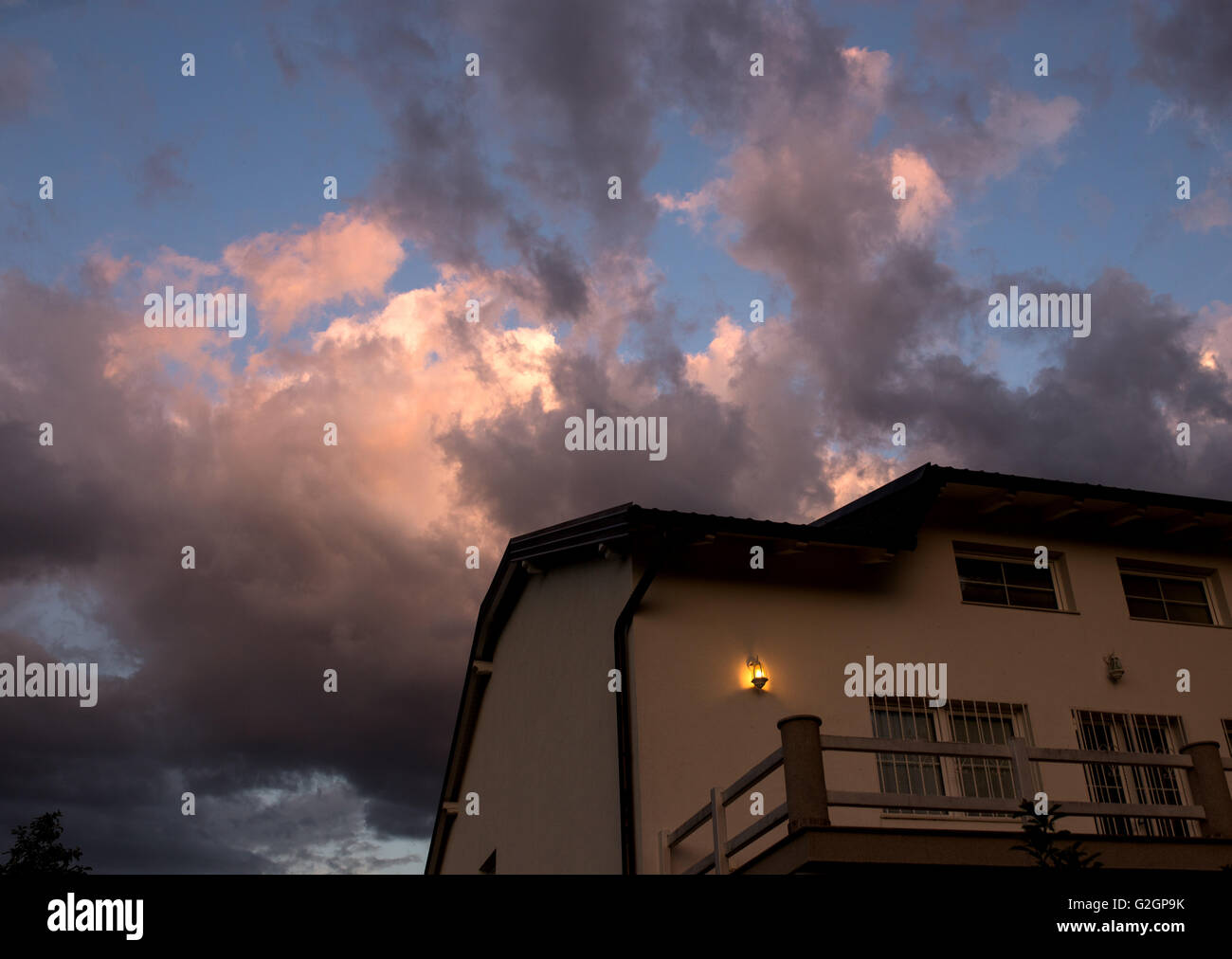 Casa contro il cielo al tramonto Foto Stock