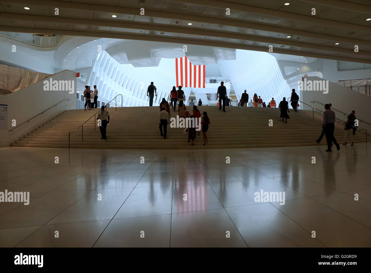 Spettatori ammirando l'interno dell'occhio Trasporto Hub, World Trade Center di New York City, NY, STATI UNITI D'AMERICA Foto Stock