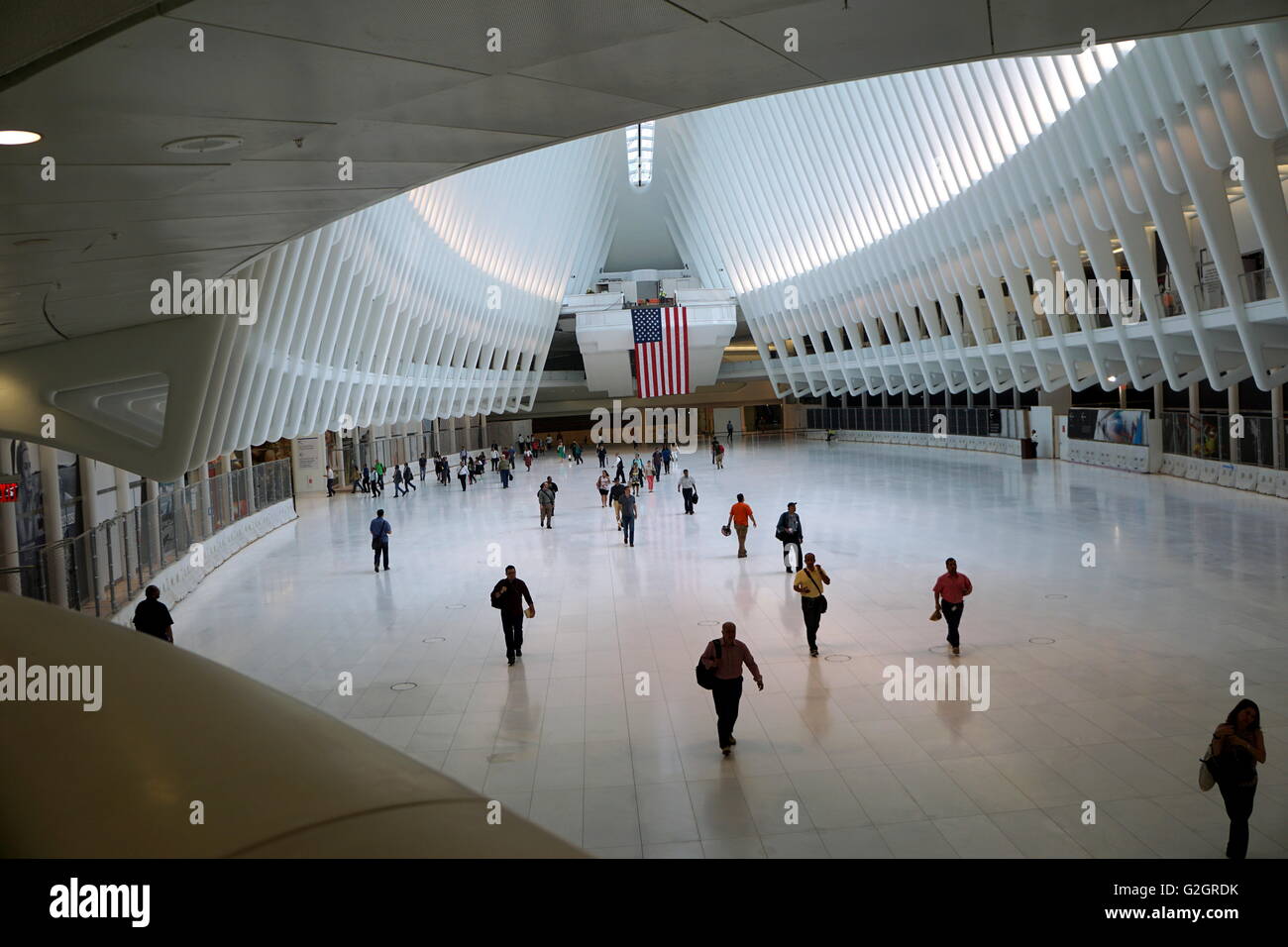 Spettatori ammirando l'interno dell'occhio Trasporto Hub, World Trade Center di New York City, NY, STATI UNITI D'AMERICA Foto Stock