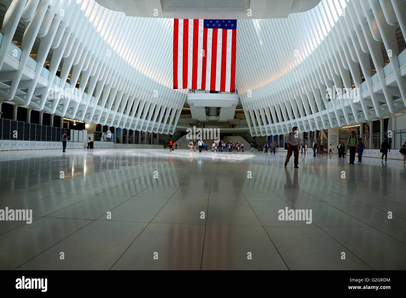 Spettatori ammirando l'interno dell'occhio Trasporto Hub, World Trade Center di New York City, NY, STATI UNITI D'AMERICA Foto Stock