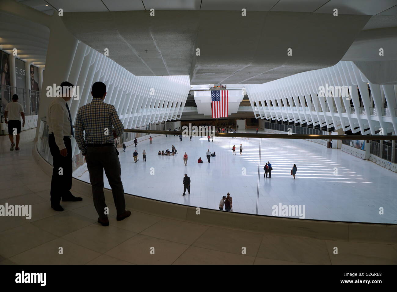 Spettatori ammirando l'interno dell'occhio Trasporto Hub, World Trade Center di New York City, NY, STATI UNITI D'AMERICA Foto Stock Spettatori ammirando l'interno dell'occhio Trasporto Hub, World Trade Center di New York City, NY, STATI UNITI D'AMERICA Foto Stock