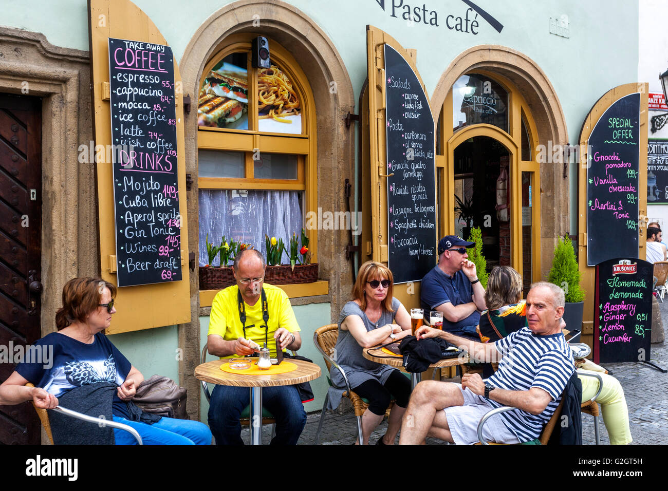 I turisti, ristorante, bar nella Città Vecchia, caffetterie di Praga, Repubblica Ceca Foto Stock