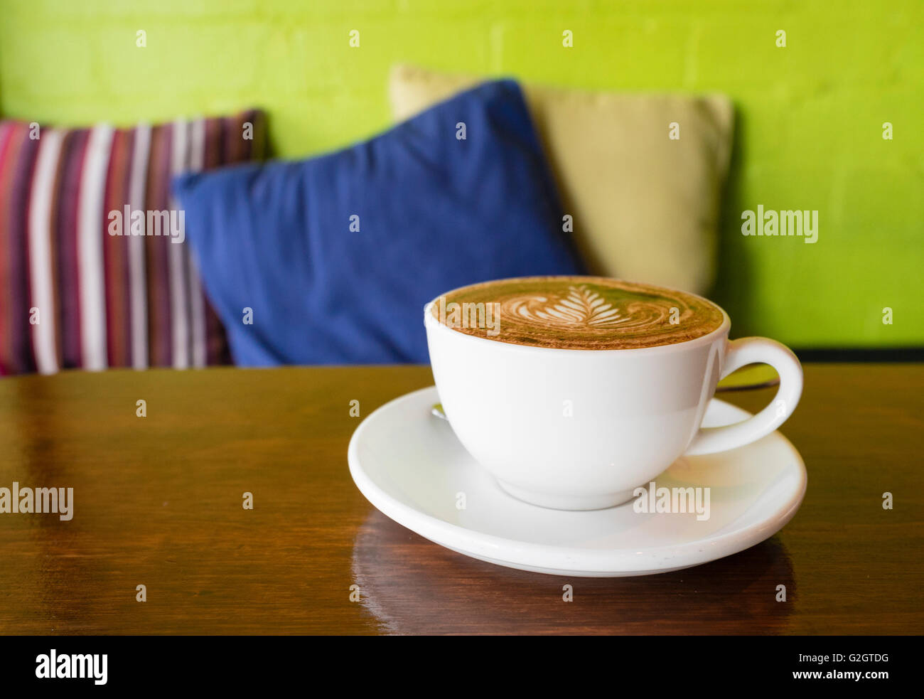 Bere un caffè in un bar Foto Stock