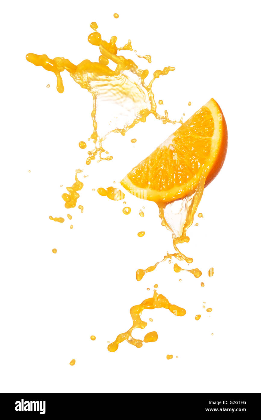 Succo di arancia schizzi con fetta di arancia isolato su bianco Foto Stock